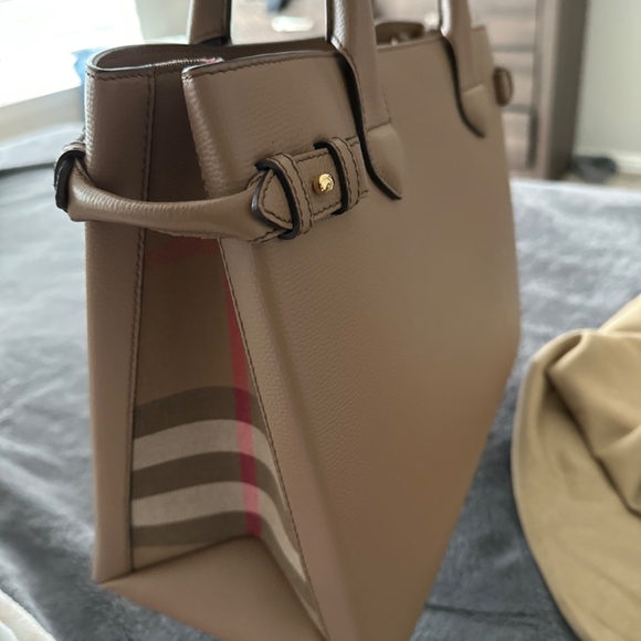 BRAND NEW BURBERRY MED TOTE - Picture 5 of 5